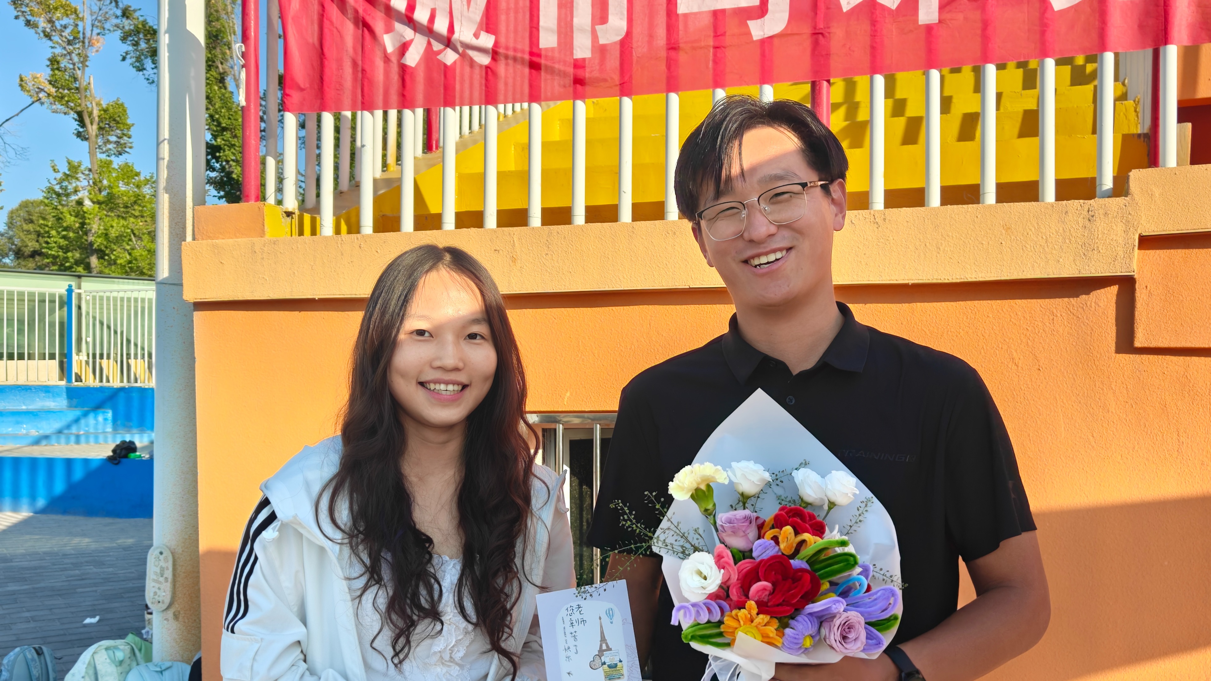 巧手扭花寄深情 花束传情敬园丁——永利ylg官网易班分站开展庆祝教师节活动